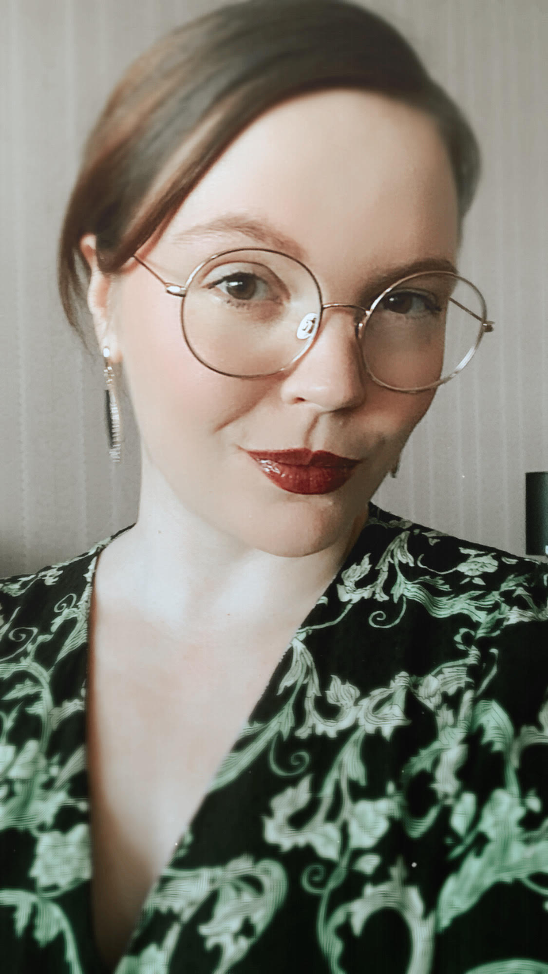 Image of Emelie Sandström's beautiful face wearing red lipstick and large round glasses